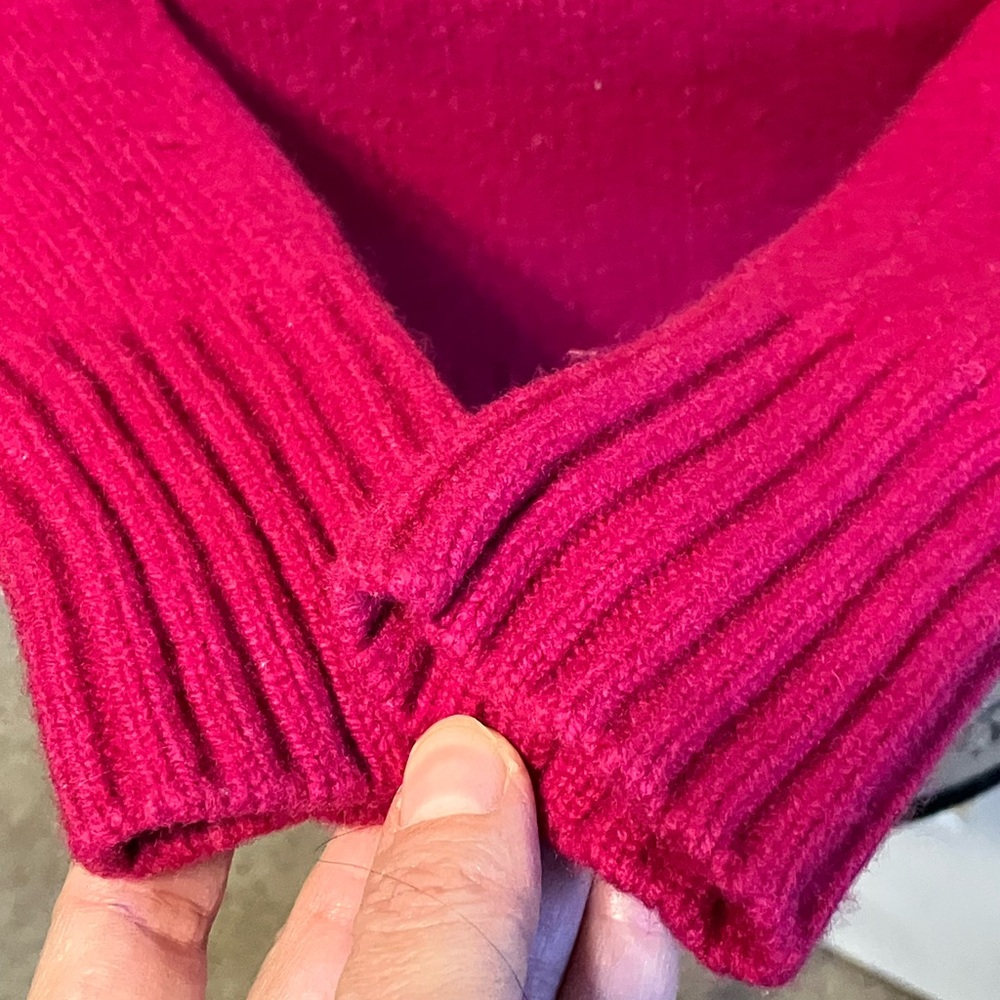 Faconnable thick lamb’s wool magenta berry pink short length v-neck knit sweater - Picture 6 of 15